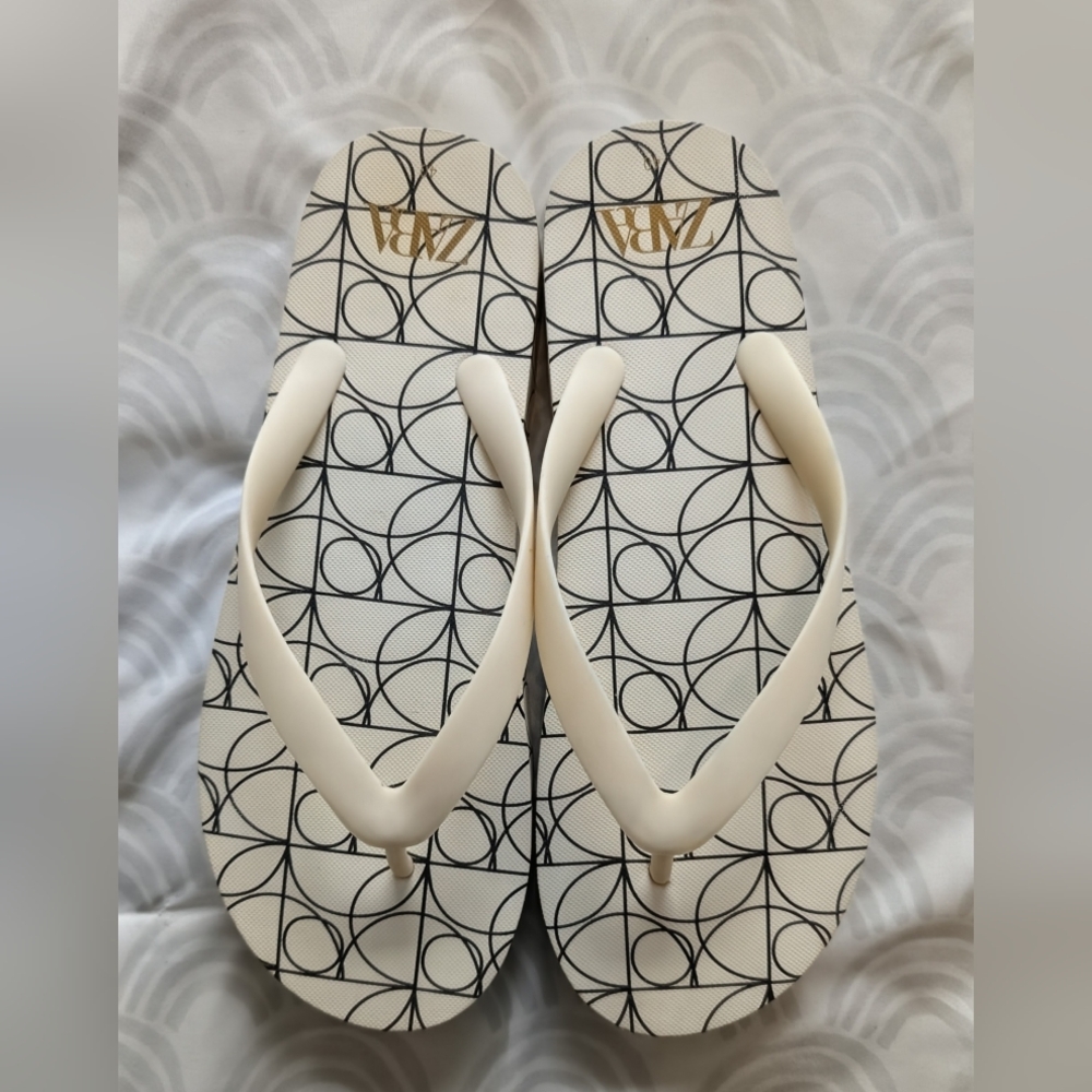 Zara Women's Black and Cream Patterned Sandals